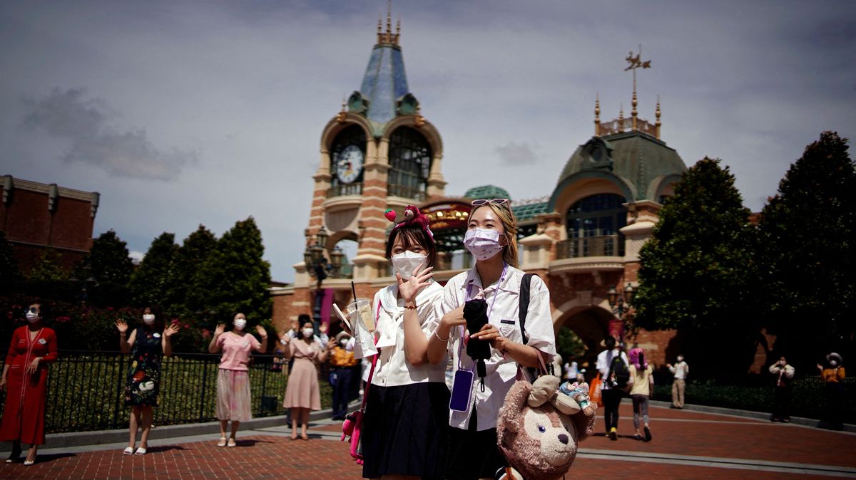 V Číně zavřeli kvůli covidu Disneyland i s návštěvníky. Ven mohou jen s negativním testem